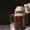 Bailey's Smores es un cóctel dulce de marshmallow con crema de whisky