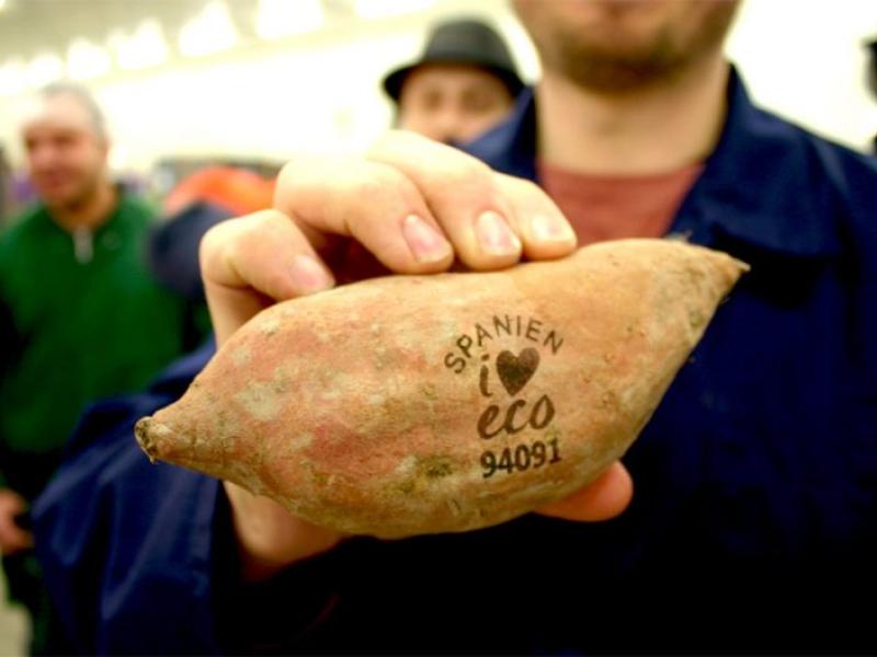 Una cadena sueca de supermercados ecológicos introduce el etiquetado láser en los alimentos