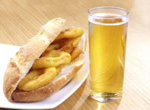 Los calamares y la cerveza, el aperitivo favorito de los españoles en verano 