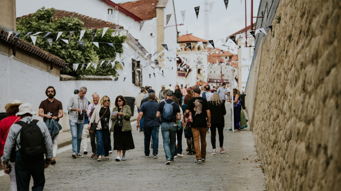 Asistentes recorriendo las calles del Barrio de la Estación de Haro durante la celebración de una jornada enoturística entre bodegas históricas de Rioja.