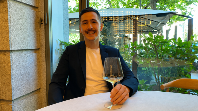 Mario Ayllón, sumiller de Berria en Madrid, sostiene una copa de vino durante una entrevista para la sección Un Vino, Un Sumiller de Excelencias Gourmet.