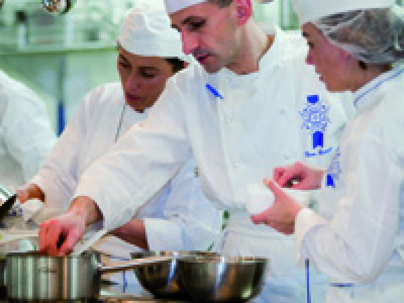 La segunda promoción de Le Cordon Bleu Madrid se gradúa con Rafael Ansón como padrino