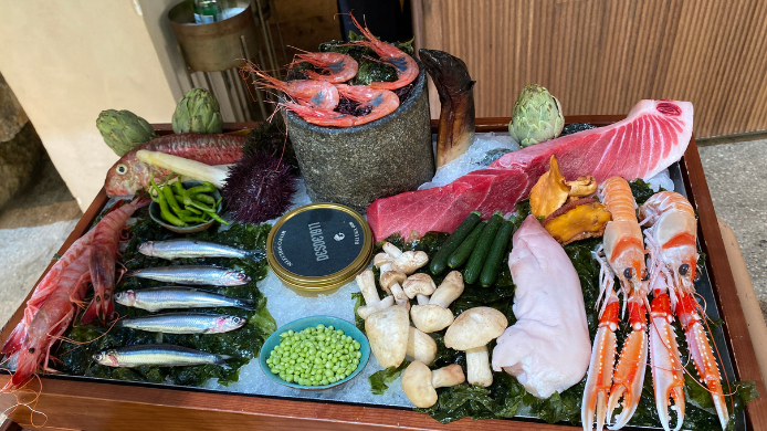 Selección de pescados y mariscos frescos presentada en carro de producto en Desde 1911, con boquerones, atún, cigalas, gambas y mariscos, reflejo del protagonismo absoluto de la materia prima.