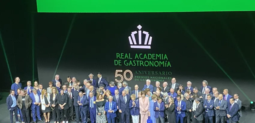 Foto de familia de premiados y colaboradores de la Real Academia Española de Gastronomía en el 50 Aniversario de los Premios Nacionales Premios nacionales real academia de gastronomía