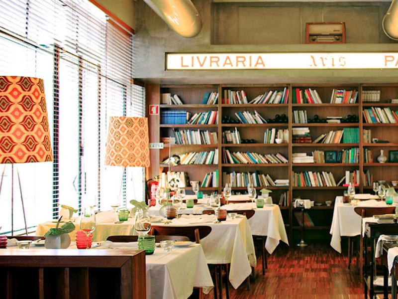Book, comer y leer a la vez