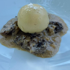 yema de huevo de caserío, foie y guiso de seta de temporada