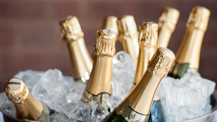 Botellas de champán enfriándose en una cubitera con hielo, imagen representativa del universo del champán de lujo y las cuvées más exclusivas del mercado internacional.
