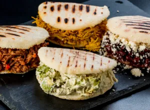 La arepa es un plato común de Venezuela y Colombia