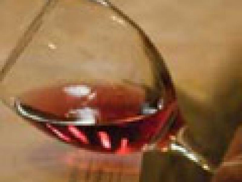 Europa: Autorizan mezclar vino blanco con tinto para obtener rosados