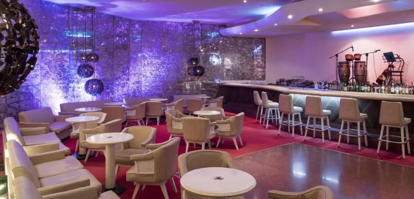 bar-elegante-hotel-habana-rieviera-cuba