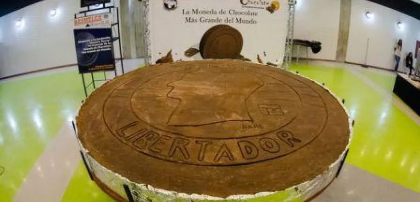 Récord Guinness para la moneda de chocolate más grande del mundo Récord Guinness para la moneda de chocolate más grande del mundo