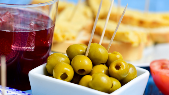 Aperitivo con tinto de verano, un clásico español