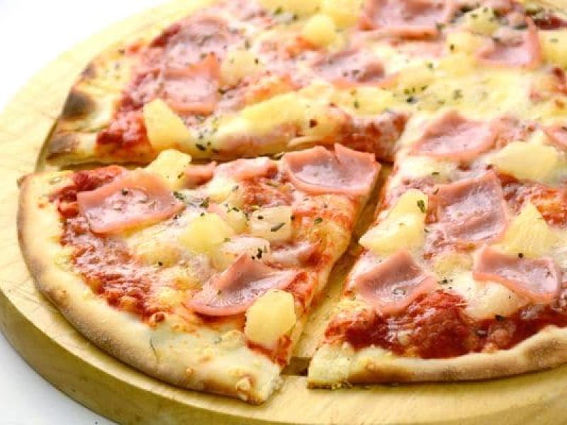 Quién es el chef que revolucionó la gastronomía con su pizza hawaiana