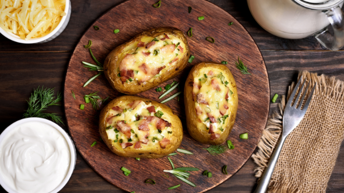 Patatas rellenas de bacon y queso