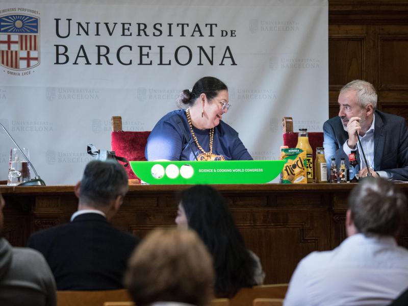 Jordi Tresserras Coordinador y moderador del bloque de ponencias de Procesos gastronómico-científicos >> en las Cocinas del mundo y Denise Araujo (Delegación SCWC Barcelona-Brasil)