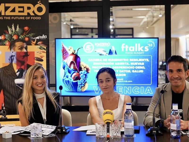 Presentación de ftalks Food Summit 2023. De izq. a dcha.: Beatriz Jacoste, directora de KM ZERO Food Innovation Hub; Ester Olivas, directora General de Emprendimiento e Internacionalización de la Generalitat Valenciana; y Raúl Martín, CEO de KM ZERO Food Innovation Hub.