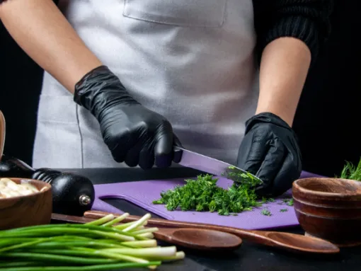 mujer cortando verduras