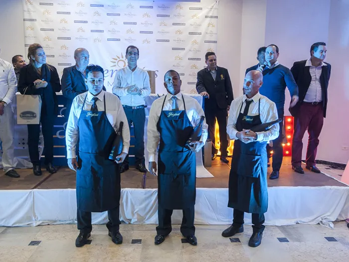 Freixenet obsequió uno de sus botellas a los finalistas de Don Sommelier Cuba 2017. Fotos/Fernando Medina