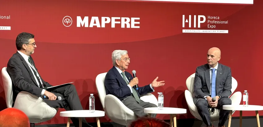 Alfredo Gómez-Acebo, Rafael Ansón y Luis Miguel Polo en el Congreso Europeo de Derecho y Gastronomía en HIP 2025. (Foto: ECNG)