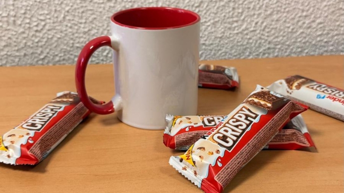 Barrita de Kinder Crispy con taza de leche
