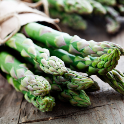 Espárragos verdes frescos sobre mesa de madera en temporada de primavera