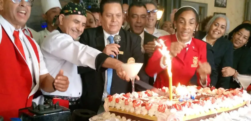 Trabajadores del Floridita picaron el cake por su cumpleaños 206. Trabajadores del Floridita picaron el cake por su cumpleaños 206.