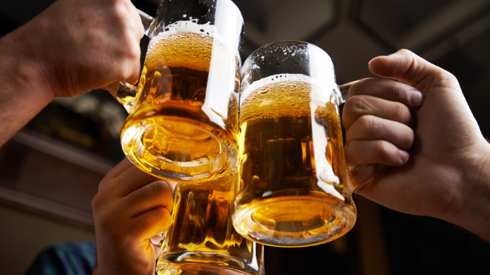 Brindis con cerveza