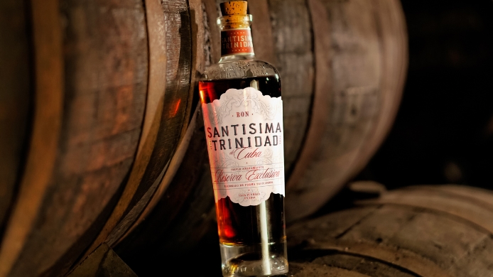 botella de ron Santísima Trinidad