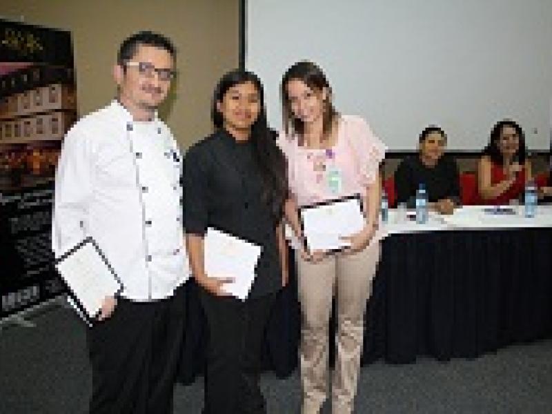 Un chef y dos estudiantes ganadores del Concurso “Comercio y Gastronomía en el Siglo XXI” convocado por Grupo Excelencias en Panamá 