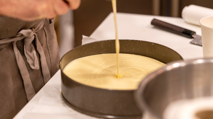 Preparación de una tarta de queso vertiendo la mezcla en un molde.