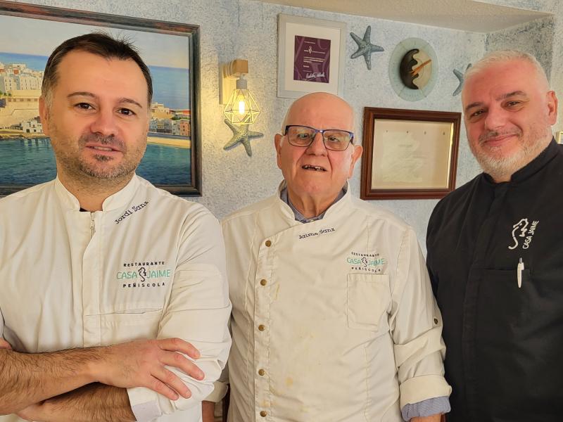 Foto Nº 1,- Jaime Sanz (padre); y Jaime y Jordi (hijos), en su restaurante Casa Jaime, de Peñiscola.