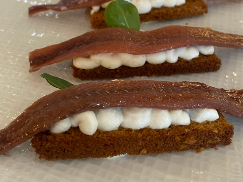 Bocado de anchoa en salazón sobre sobao pasiego en el restaurante Berria