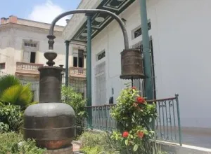 Visitan participantes del III Coloquio Internacional del Ron Ligero Cubano el Museo del Ron de Santiago de Cuba