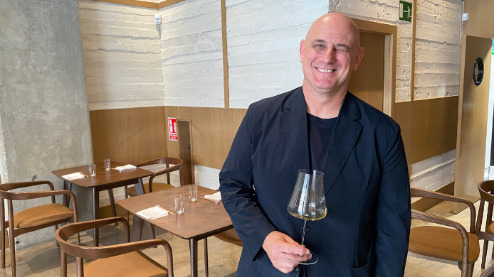 Alberto Juzgado, sumiller y responsable de sala del restaurante Kappo de Madrid, sostiene una copa de vino durante una nueva entrega de la serie Un Vino, Un Sumiller.