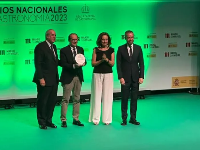 Hilario Arbelaitz con el premio de Toda una Vida