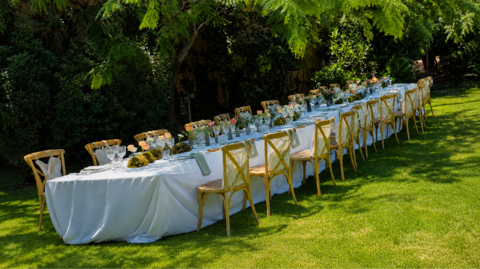 Mesa preparada para un almuerzo de boda en los jardines de Aal Cachucho, donde Javier Aranda presentó su propuesta gastronómica para eventos.