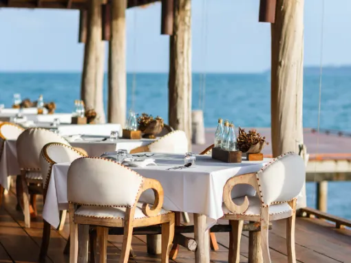 Turistas en terraza de verano en España
