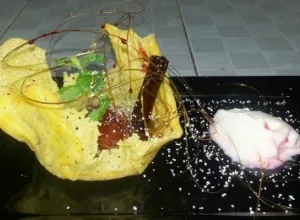 Tulipas de queso rellenas con frutas en almíbar y queso crema
