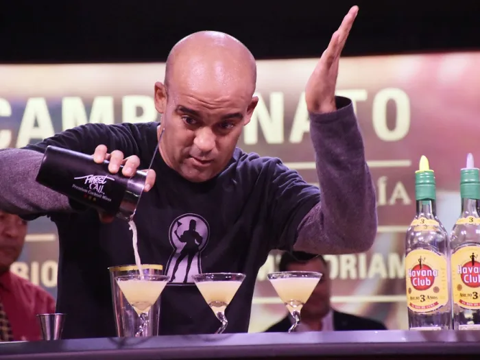 Geovani Céspedes Pompa triunfó en el estilo Libre o Flairtending (modalidad acrobática de la coctelería). Fotos/Raúl Abreu.