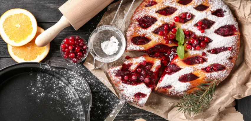 La tarta de manzana y cerezas es típica del día de Acción de Gracias en Estados Unidos Cranberry and apple pie para Acción de Gracias