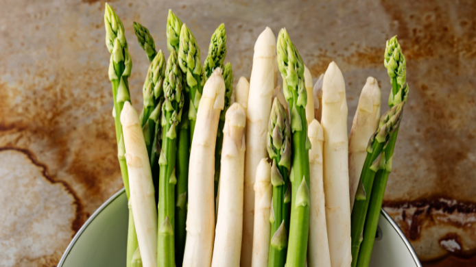 Espárragos verdes y blancos
