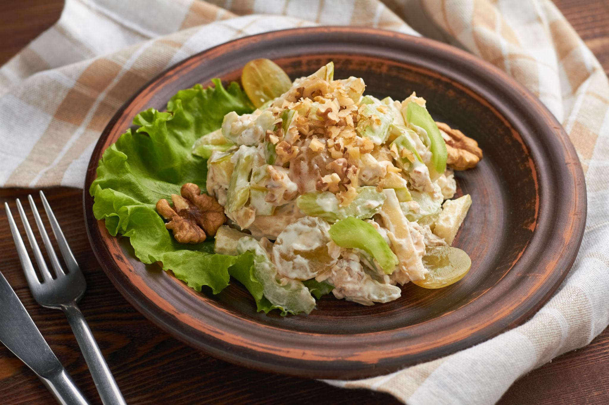 Ensalada Waldorf con nueces y uvas