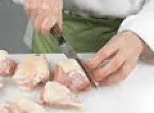 Cortar y filetear el pollo es todo un arte