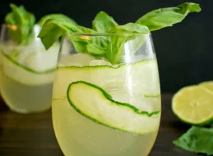 mocktail de pepino y albahaca
