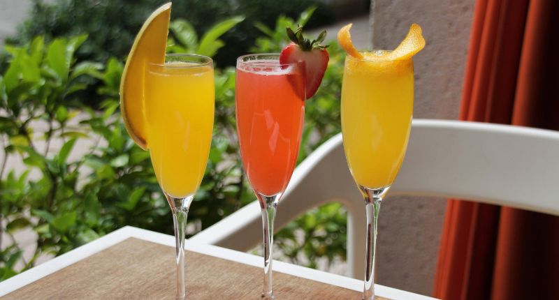 cócteles con vino espumo y frutas