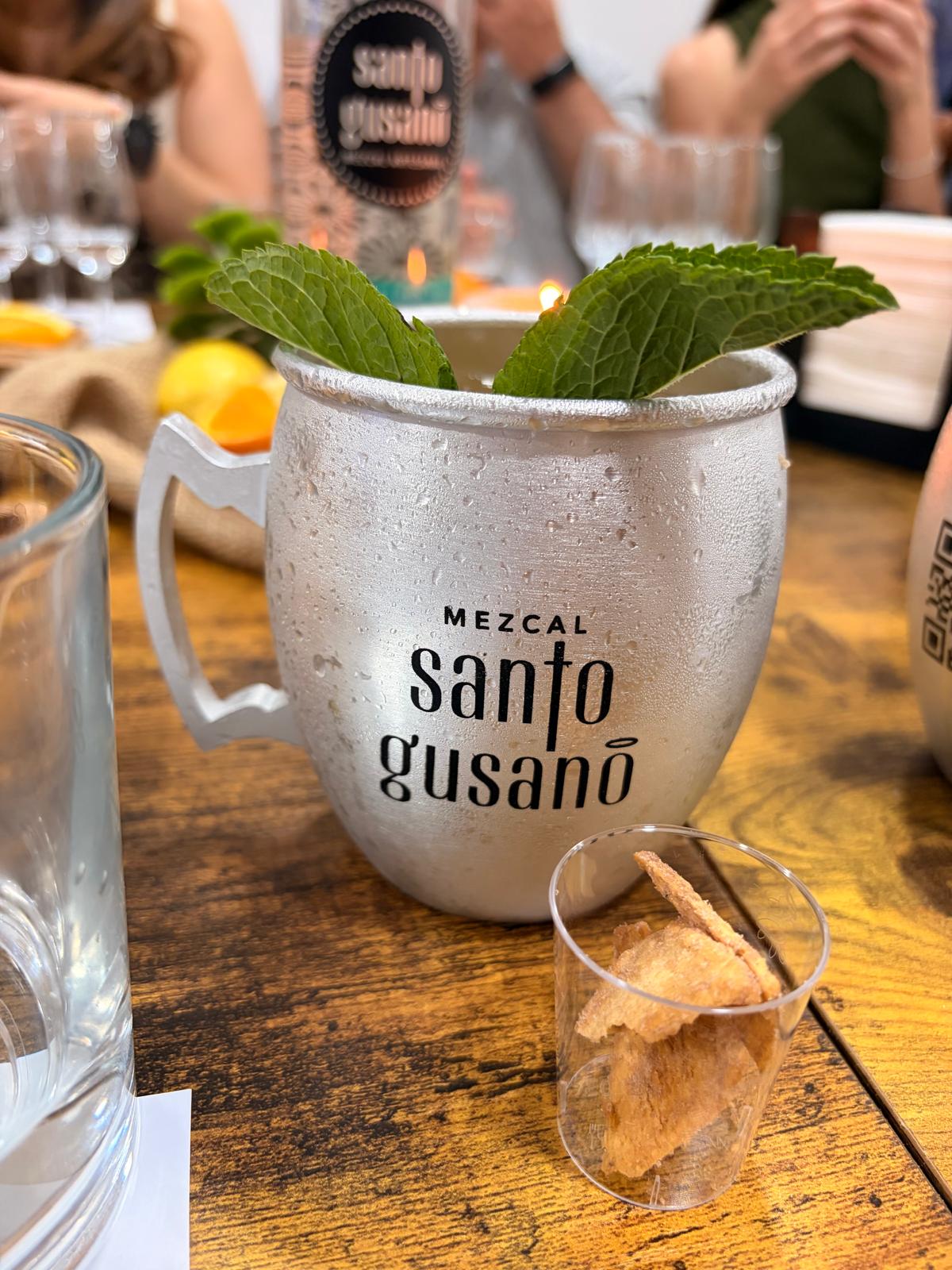 Moscow Mule con Mezcal Santo Gusano y jengibre