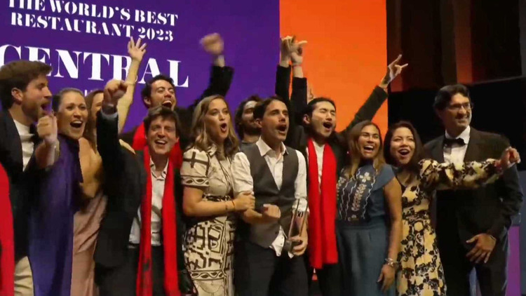 Foto de familia de los ganadores del The World's 50 Best Restaurants 2023.