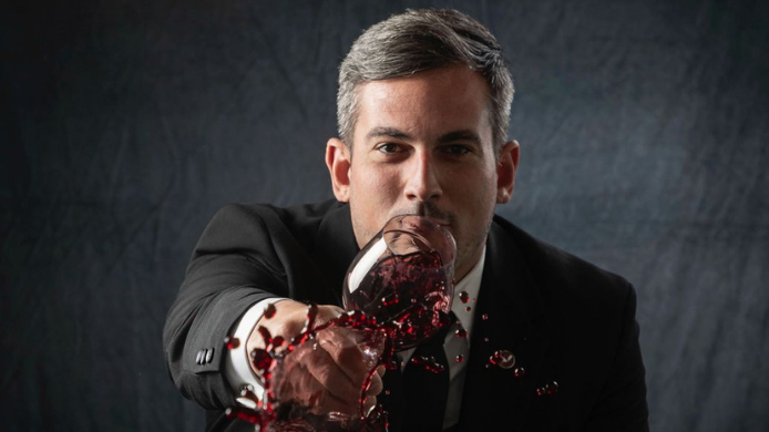 Diego Tornel Mejor Sumiller de España 2026 lanzando una copa de vino