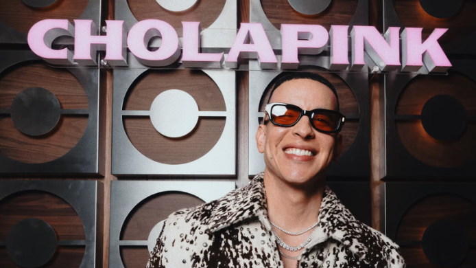Daddy Yankee posa frente al rótulo de Cholapink, su nuevo restaurante de inspiración peruana en Nueva York.