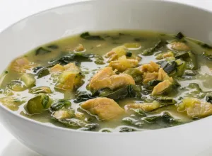 Sopa de verduras y Salmón Noruego fresco con azafrán